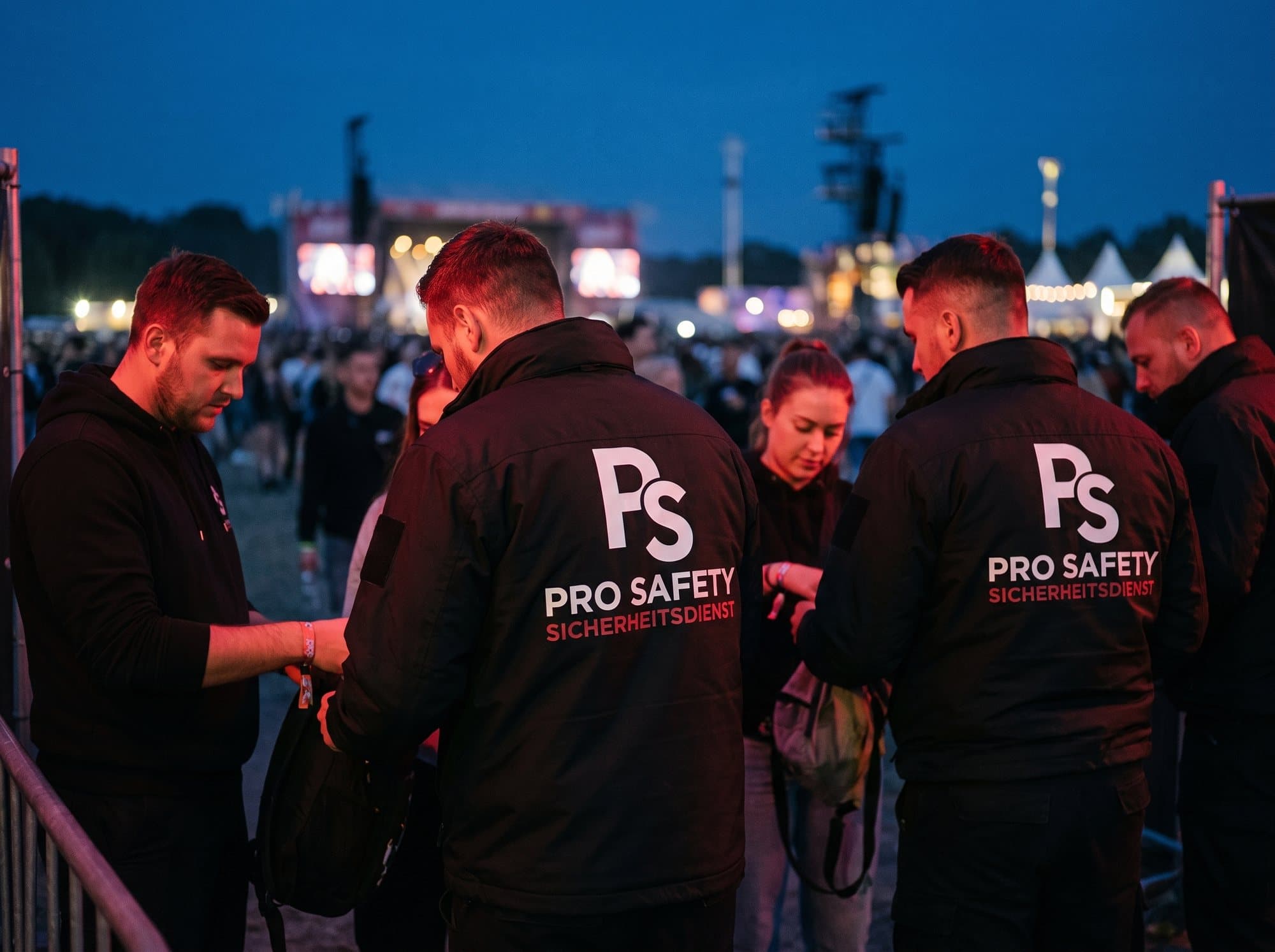 Einlasskontrolle durch Pro-Safety-Sicherheitskräfte bei einem Festival