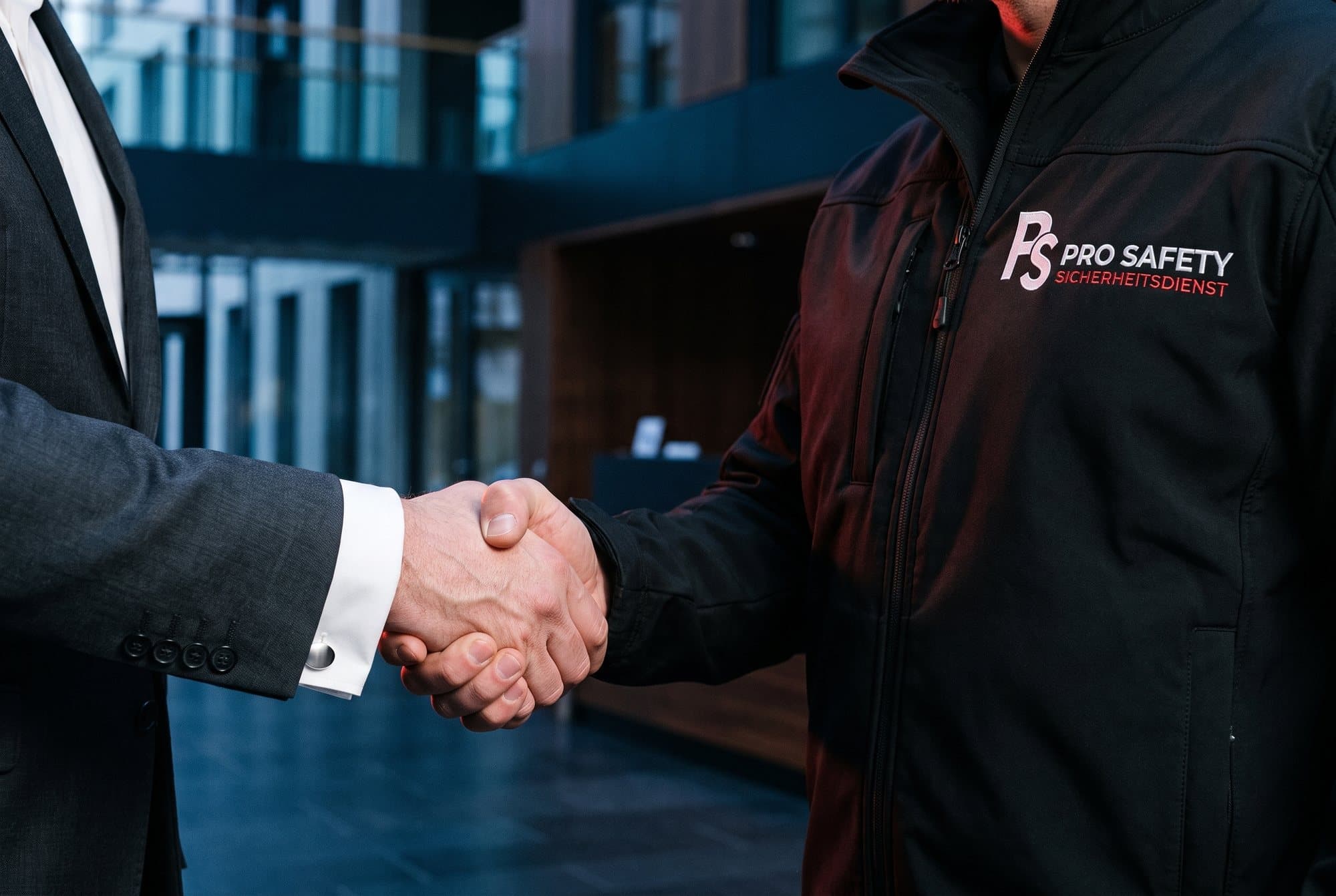 Handschlag zwischen Kunde und Pro-Safety-Mitarbeiter